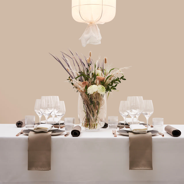 Smuk bordopdækning i restaurantkvalitet fra Beirholm Lagersalg med smukke hvide og brune farver